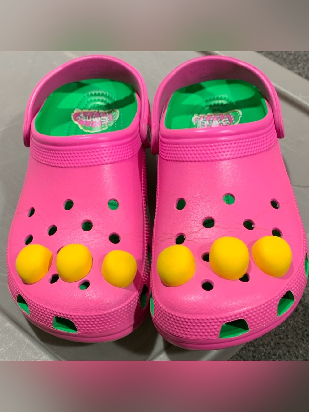 Barney mens size 9 women’s size 11 crocs